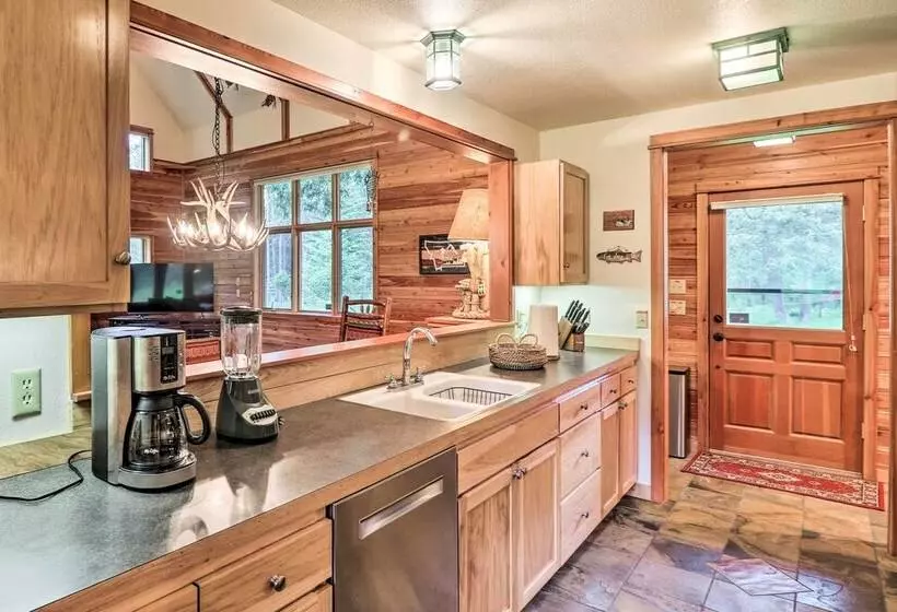 Secluded Bigfork Cabin W/ Huge Yard + Grill!