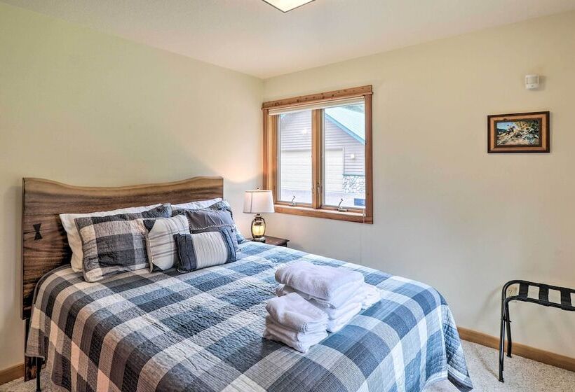 Secluded Bigfork Cabin W/ Huge Yard + Grill!