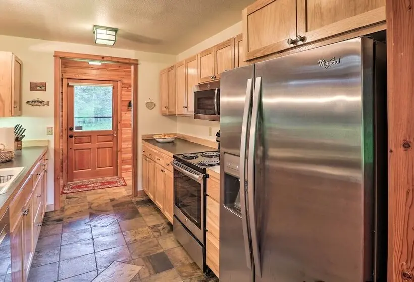 Secluded Bigfork Cabin W/ Huge Yard + Grill!