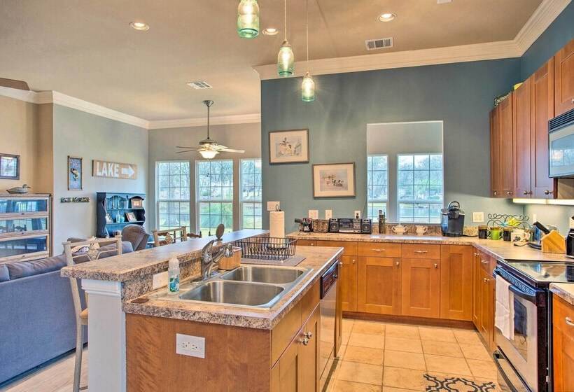 Cedar Creek Reservoir Home W/ Deck & Fire Pit!