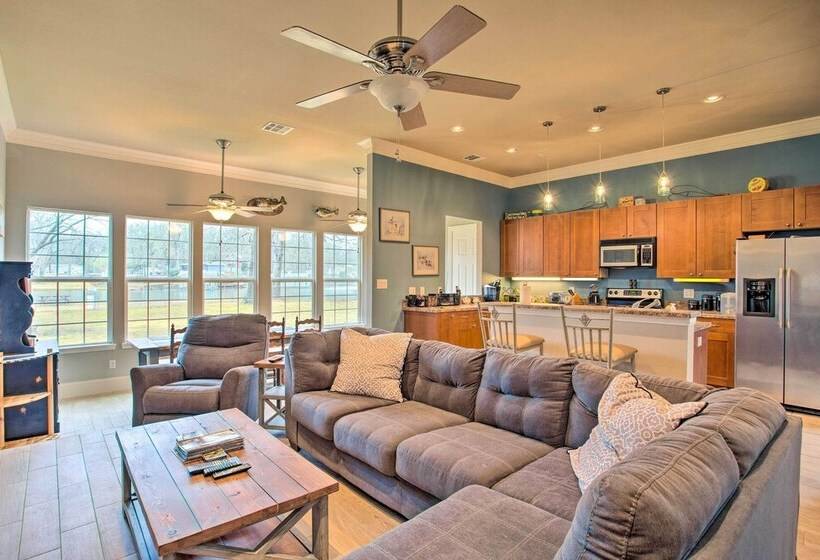 Cedar Creek Reservoir Home W/ Deck & Fire Pit!