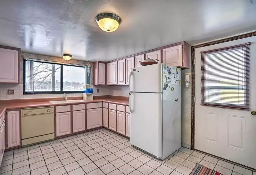 Crooked Lake Cottage W/ Views & Furnished Deck