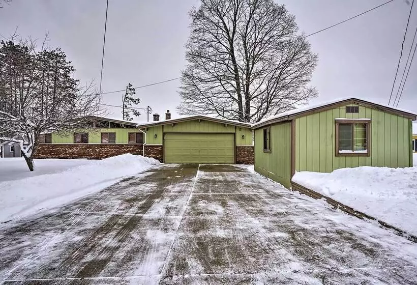 Crooked Lake Cottage W/ Views & Furnished Deck