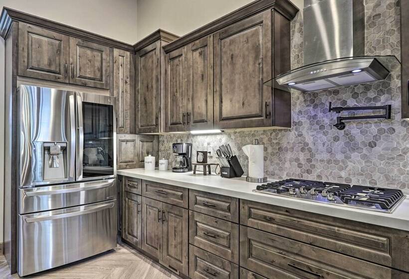 Stylish Show Low House W/ Expansive Deck!