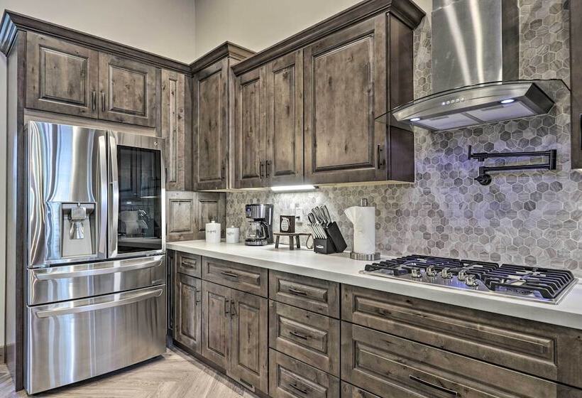 Stylish Show Low House W/ Expansive Deck!