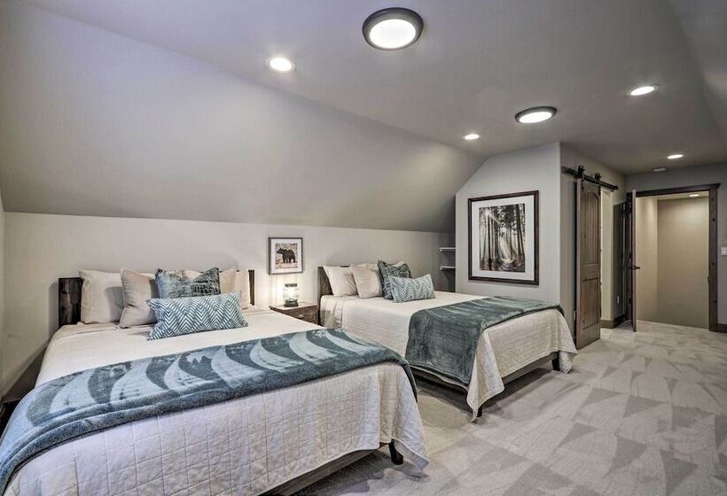 Stylish Show Low House W/ Expansive Deck!