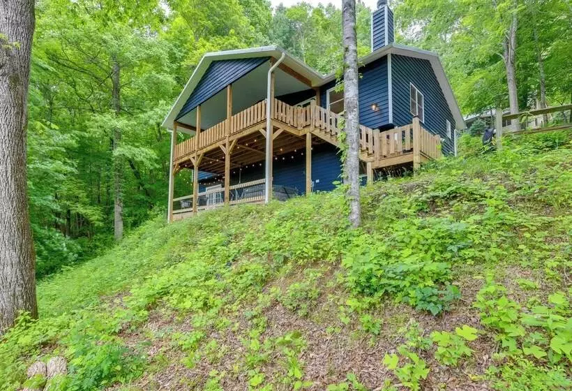 Updated Home W/ Private Hot Tub & Mtn Views!