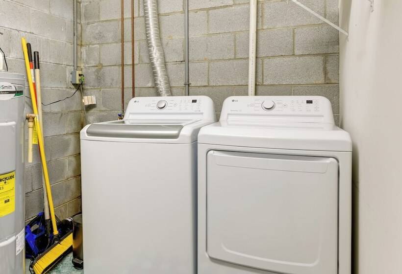 Updated Home W/ Private Hot Tub & Mtn Views!