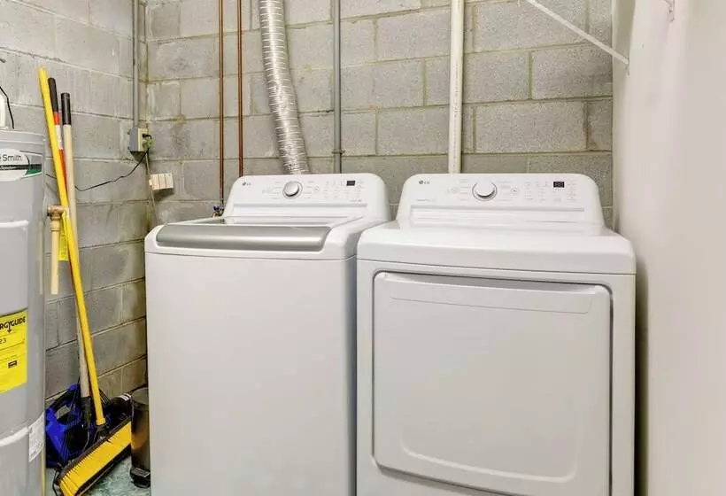 Updated Home W/ Private Hot Tub & Mtn Views!