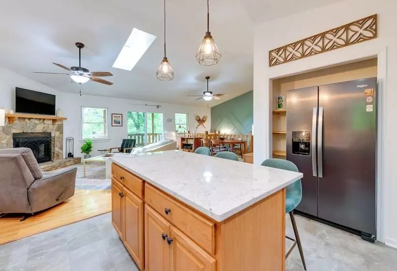 Updated Home W/ Private Hot Tub & Mtn Views!