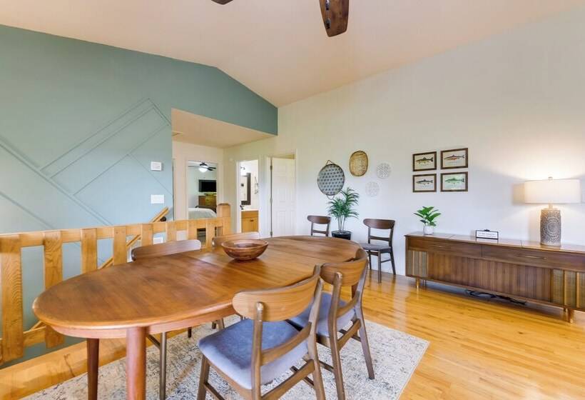 Updated Home W/ Private Hot Tub & Mtn Views!