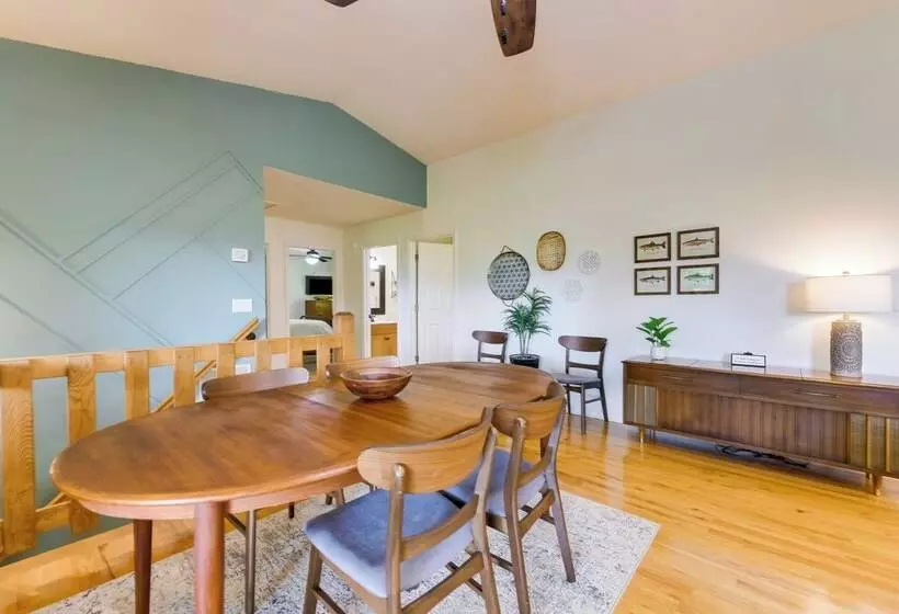 Updated Home W/ Private Hot Tub & Mtn Views!