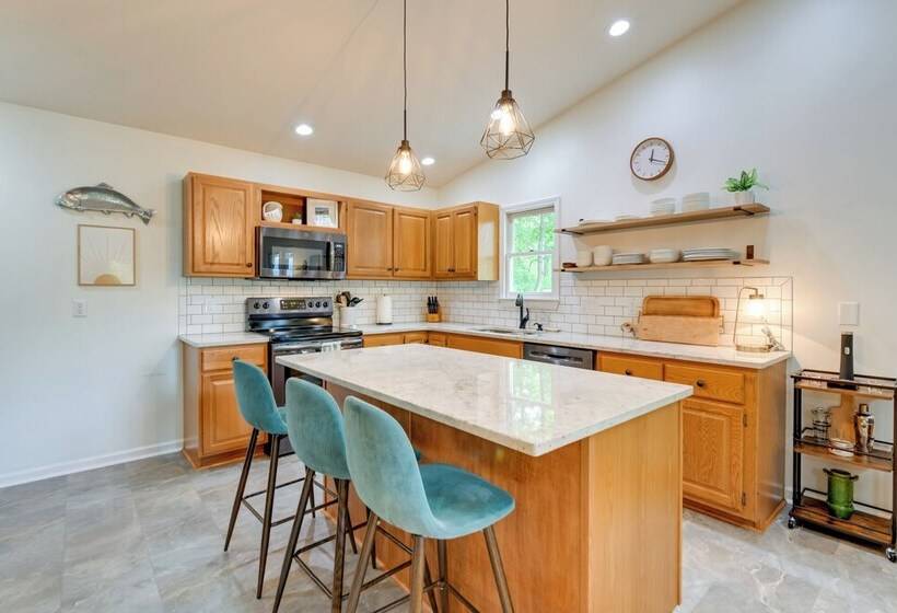 Updated Home W/ Private Hot Tub & Mtn Views!