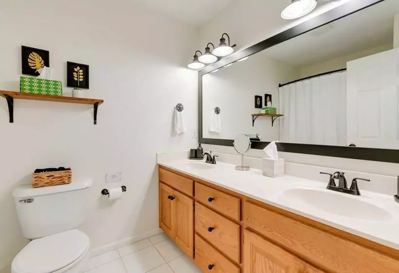 Updated Home W/ Private Hot Tub & Mtn Views!