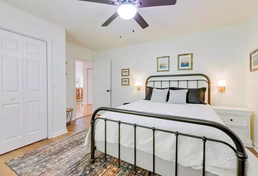 Updated Home W/ Private Hot Tub & Mtn Views!