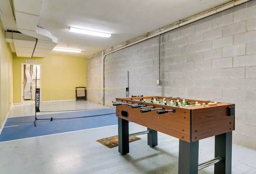 Updated Home W/ Private Hot Tub & Mtn Views!