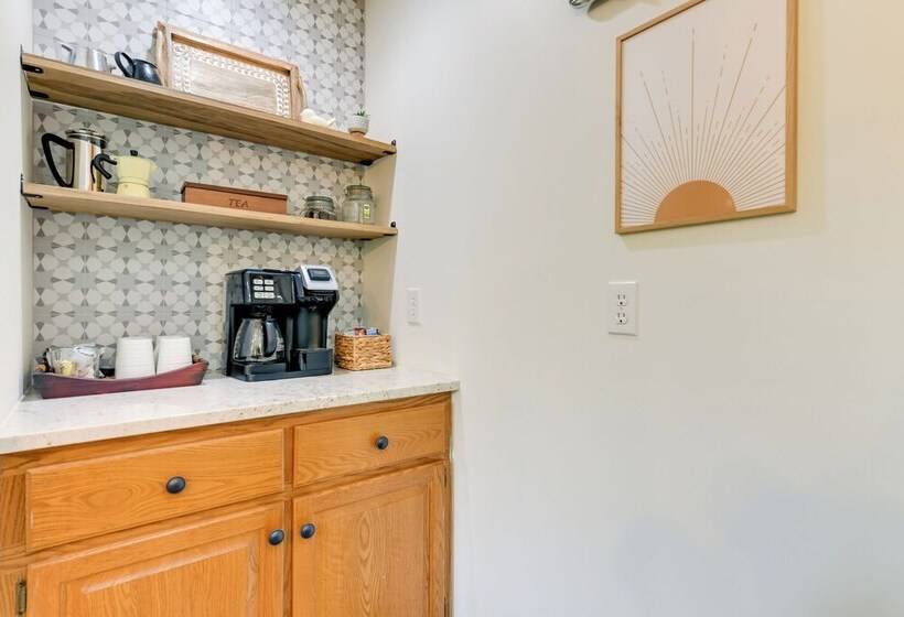 Updated Home W/ Private Hot Tub & Mtn Views!