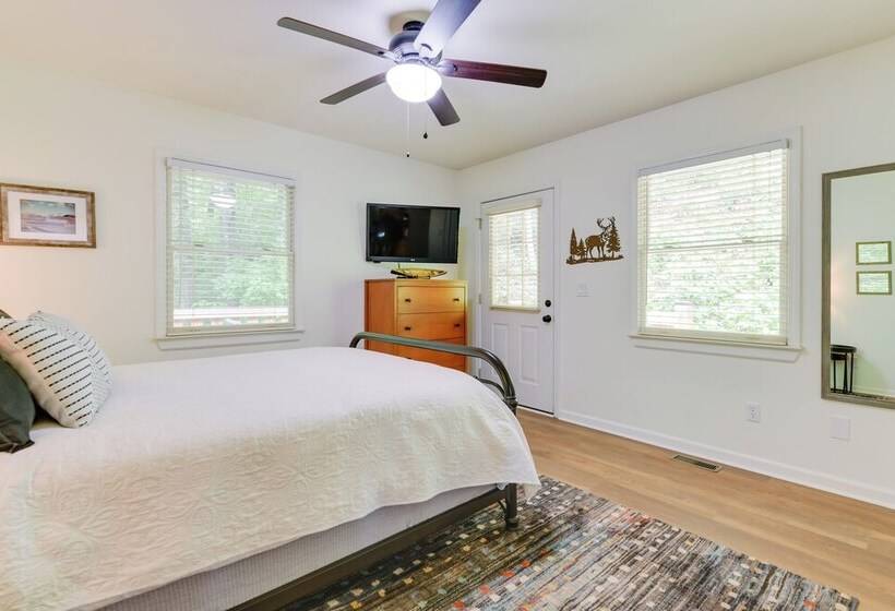 Updated Home W/ Private Hot Tub & Mtn Views!