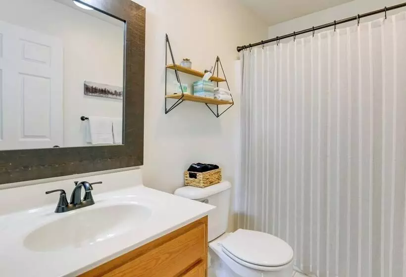 Updated Home W/ Private Hot Tub & Mtn Views!