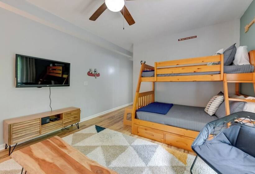 Updated Home W/ Private Hot Tub & Mtn Views!