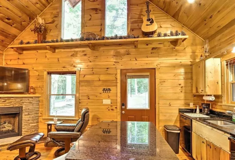 Charming Murphy Cabin W/ Porch   Near Hiking!