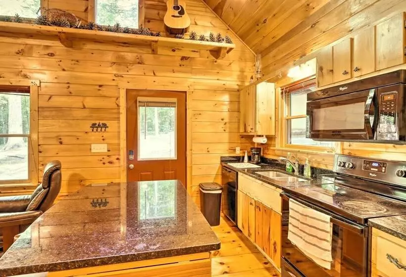 Charming Murphy Cabin W/ Porch   Near Hiking!