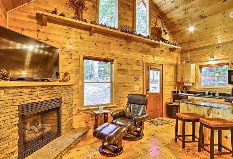 Charming Murphy Cabin W/ Porch   Near Hiking!