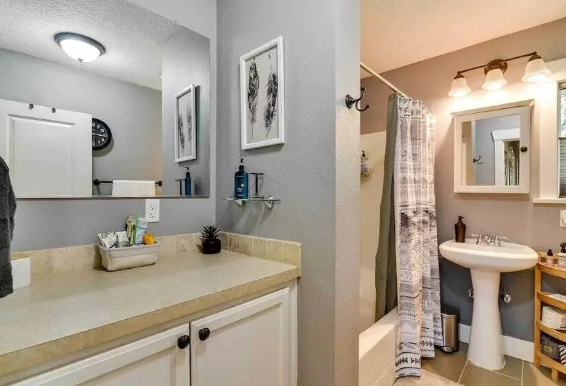 Charming Portland Home, Walk To Light Rail!