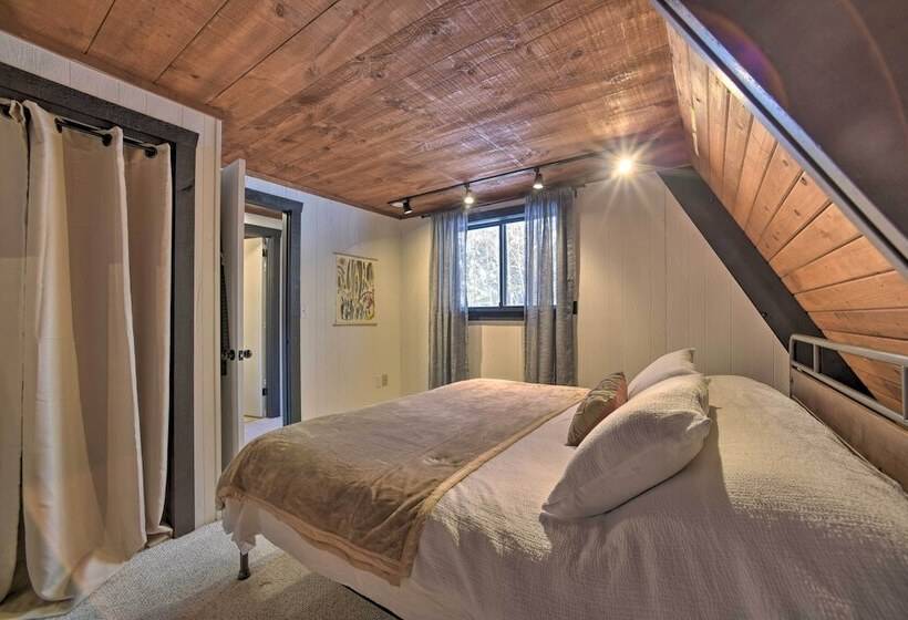 Cozy A Frame Cabin W/ Pool Table: 8 Mi To Mt Snow!