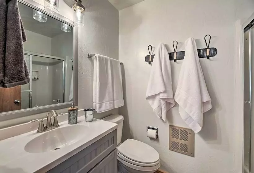 Cozy Greer Hideaway   Walk To The Colorado River!