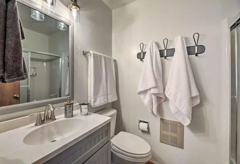 Cozy Greer Hideaway   Walk To The Colorado River!