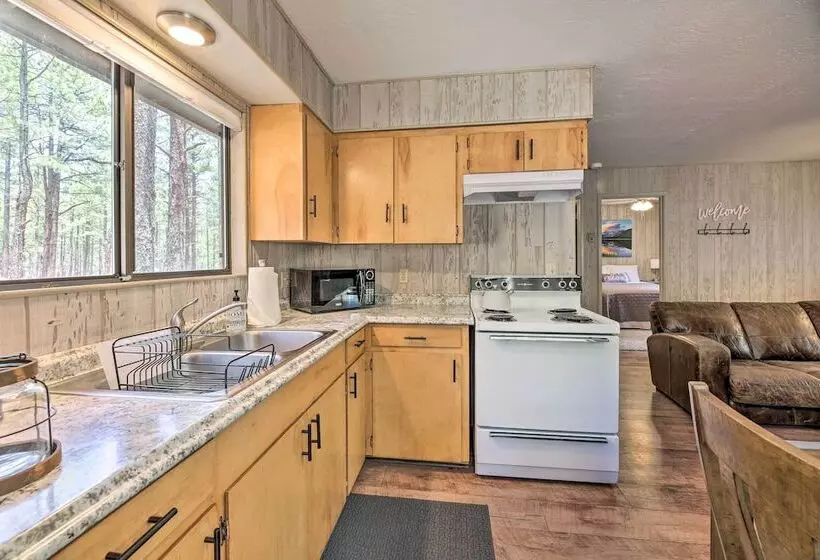 Cozy Greer Hideaway   Walk To The Colorado River!