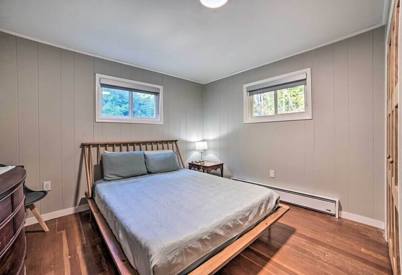 Suttons Bay Abode W/ Fire Pit, Near Ski Resorts!