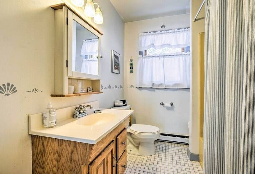 Cozy Waterfront Cottage On Montsweag Bay!