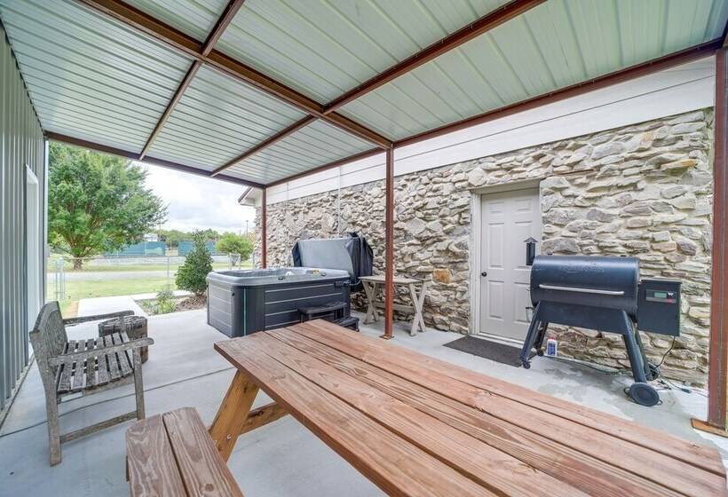 Eufaula Retreat W/ Lake Views: Walk To Marina