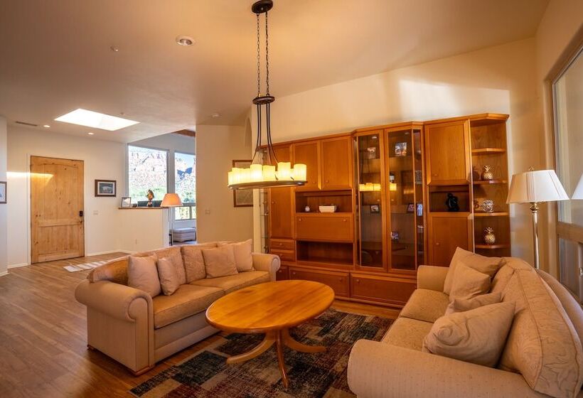 Expansive Sedona Retreat W/ Private Hot Tub, Views