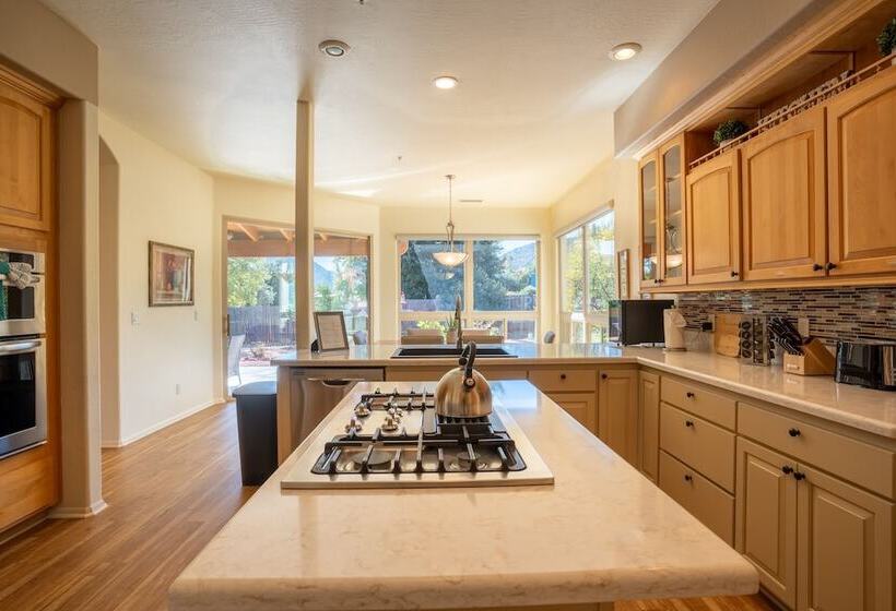 Expansive Sedona Retreat W/ Private Hot Tub, Views