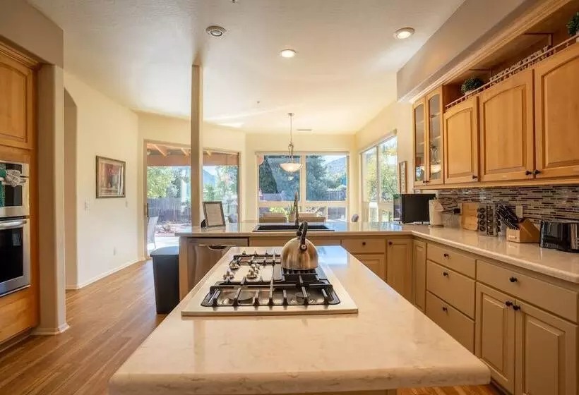 Expansive Sedona Retreat W/ Private Hot Tub, Views