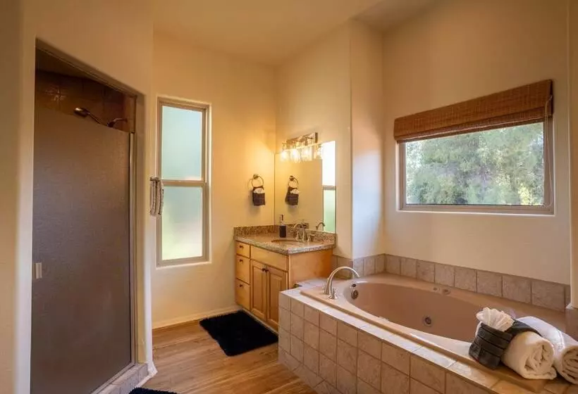 Expansive Sedona Retreat W/ Private Hot Tub, Views