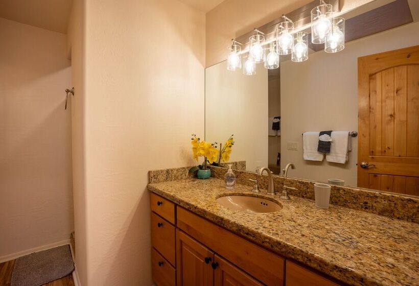 Expansive Sedona Retreat W/ Private Hot Tub, Views