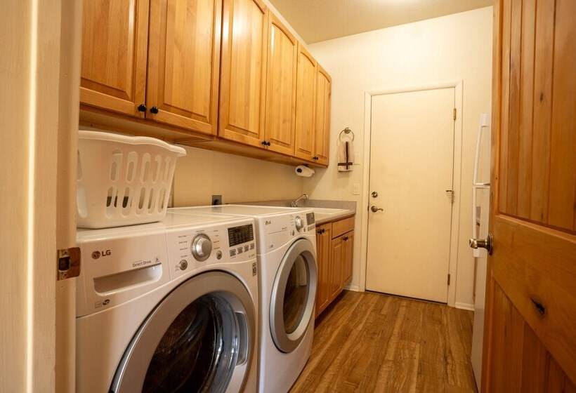 Expansive Sedona Retreat W/ Private Hot Tub, Views