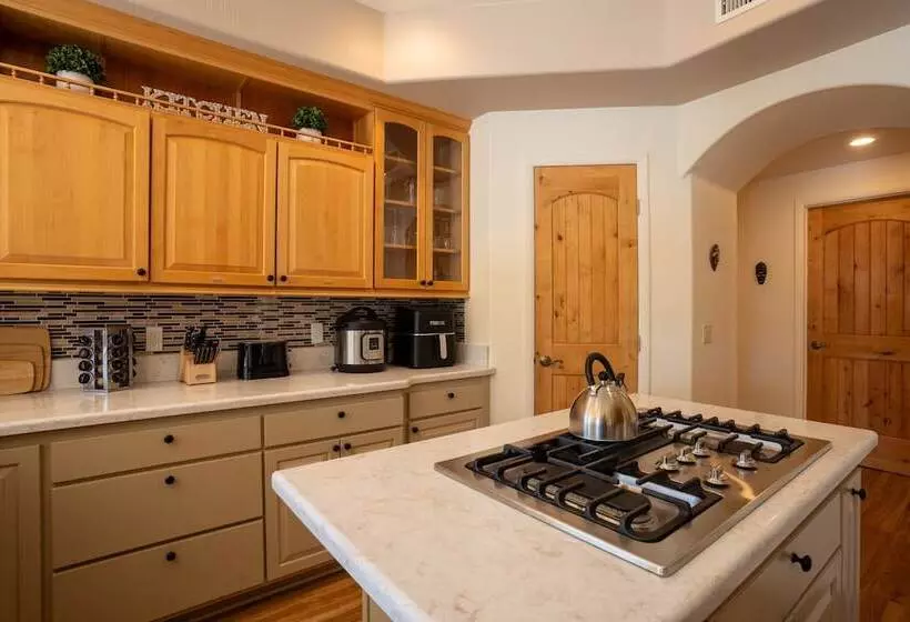 Expansive Sedona Retreat W/ Private Hot Tub, Views