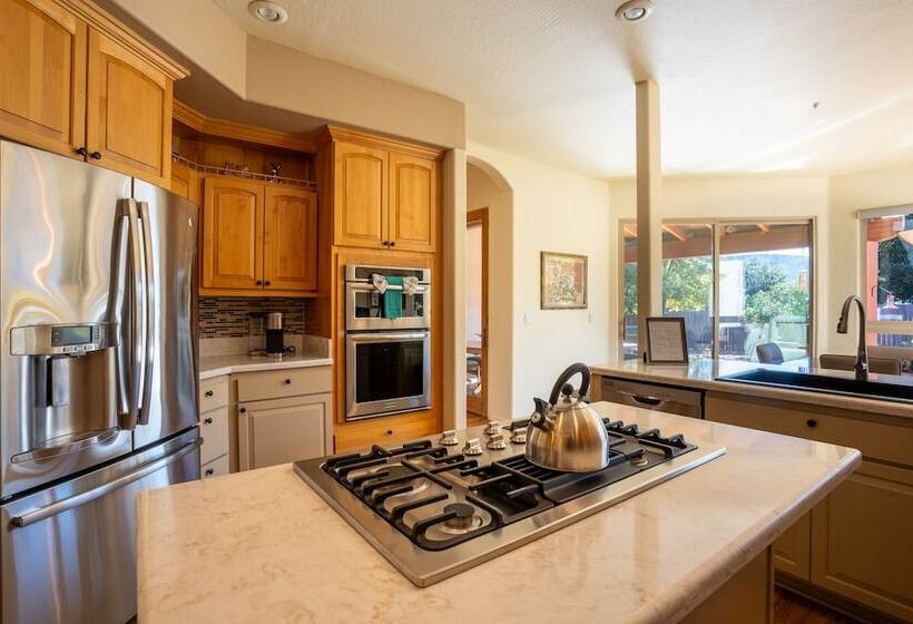 Expansive Sedona Retreat W/ Private Hot Tub, Views