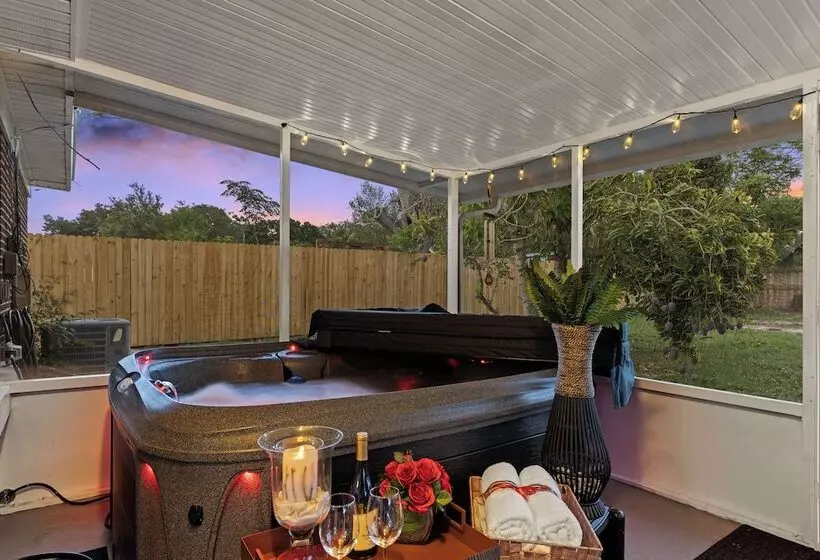 Family Friendly Lakeland Home W/ Private Hot Tub!