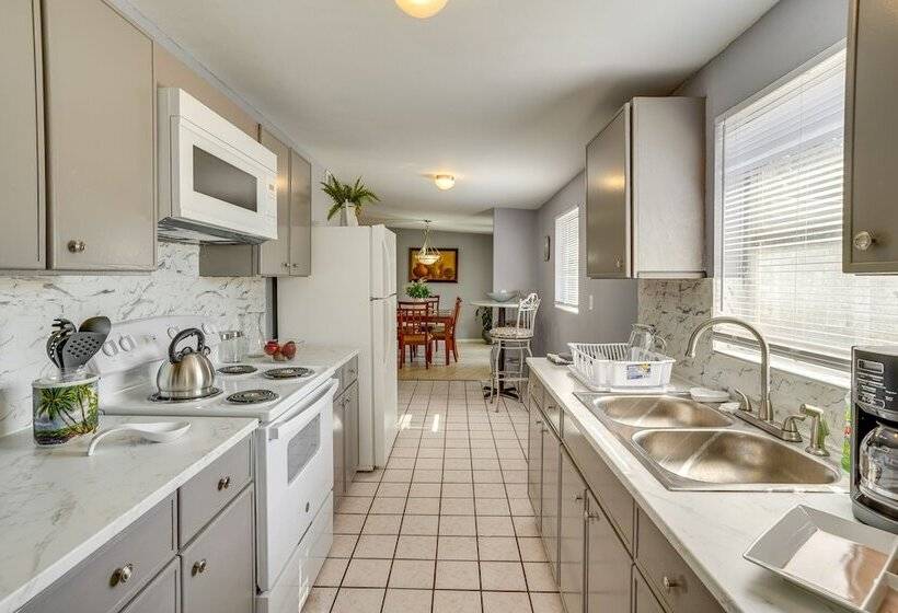 Family Friendly Lakeland Home W/ Private Hot Tub!