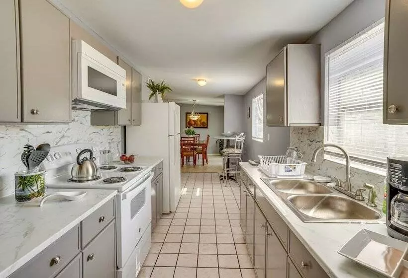 Family Friendly Lakeland Home W/ Private Hot Tub!