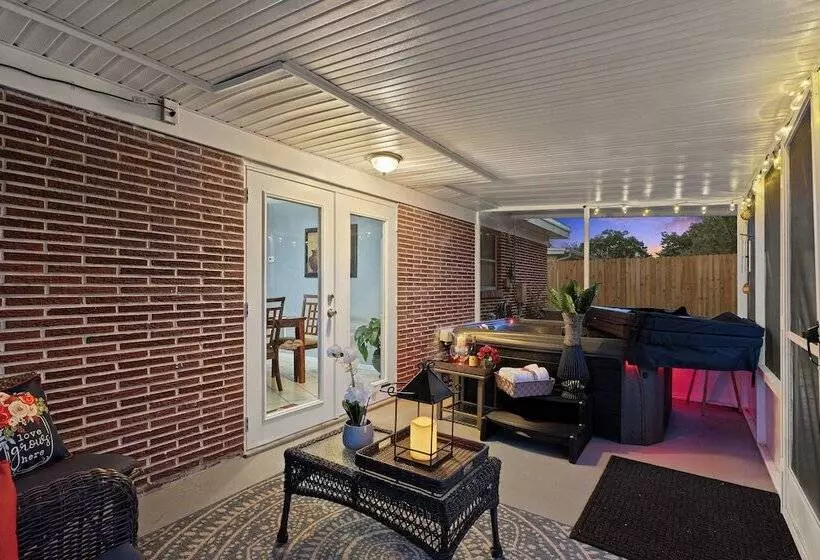 Family Friendly Lakeland Home W/ Private Hot Tub!