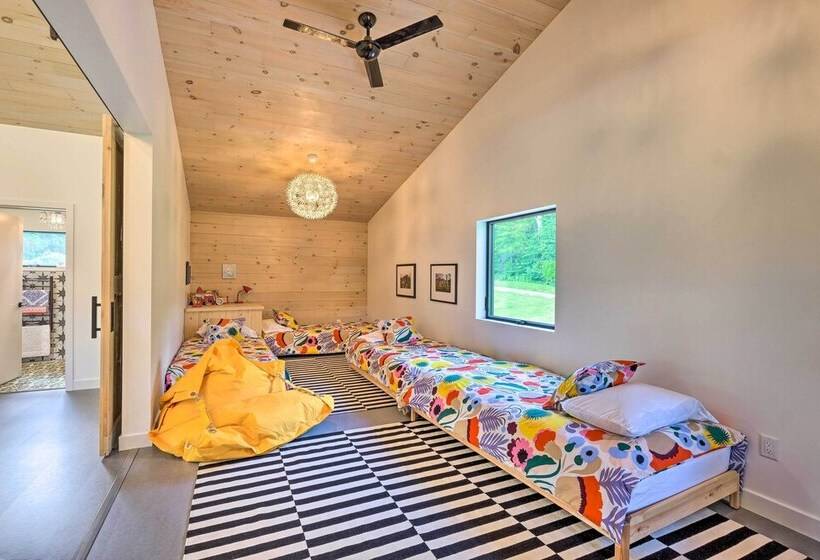 Luxe + Modern Home: 30mi To Saratoga Springs!