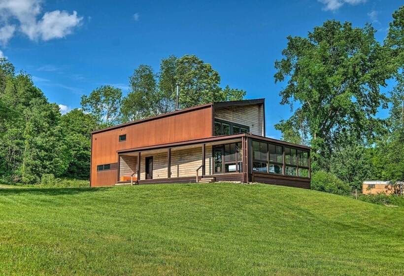 Luxe + Modern Home: 30mi To Saratoga Springs!