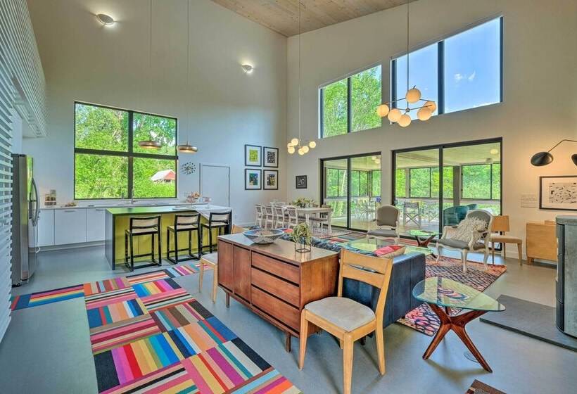 Luxe + Modern Home: 30mi To Saratoga Springs!